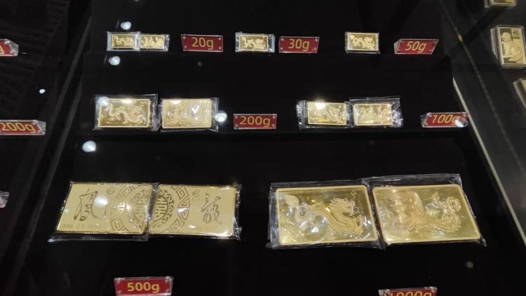 黄金涨穿3000美元，创历史新高！专家最新建议——