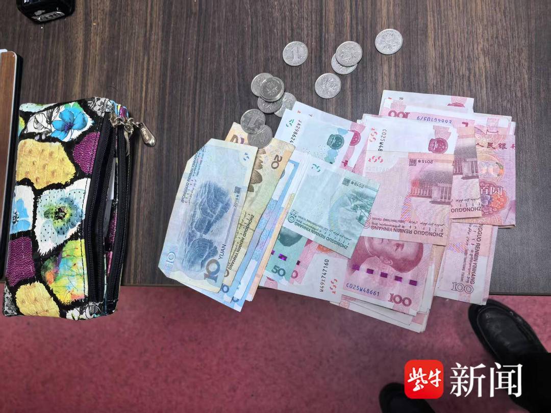 民警细致排查找回游客装有3000元的小包 民警细致排查找回游客装有3000元的小包