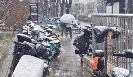 北京飘起鹅毛大雪，部分区域积雪明显