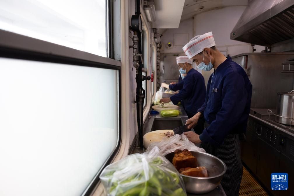 “铁路+康养” 黑龙江开行今年首趟“银发专列”