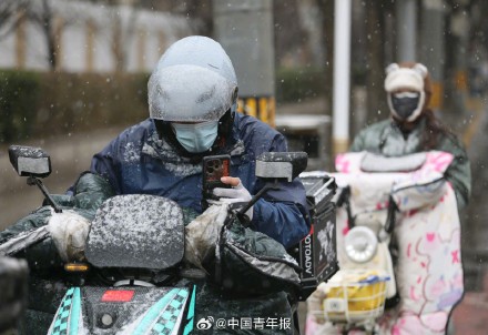 北京城区迎来三月桃花雪