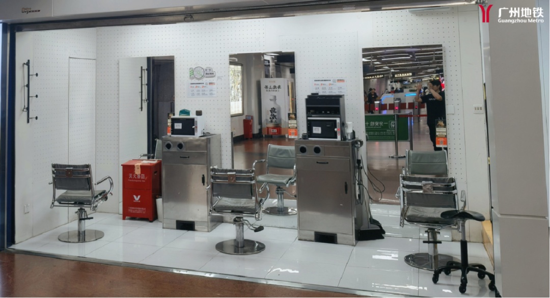 没想到，有一天我可以在地铁站里剪头发……