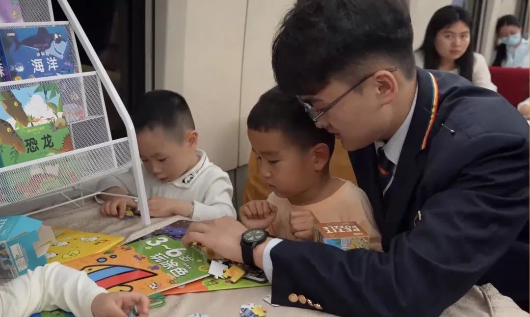 粤港澳大湾区首个高铁“遛娃车厢”来了 粤港澳大湾区首个高铁“遛娃车厢”来了