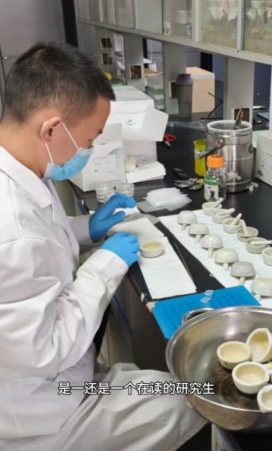 深圳寻亲富豪送儿子奔驰G63和银行卡！儿子：暂时不需要，想读博，未来靠自己
