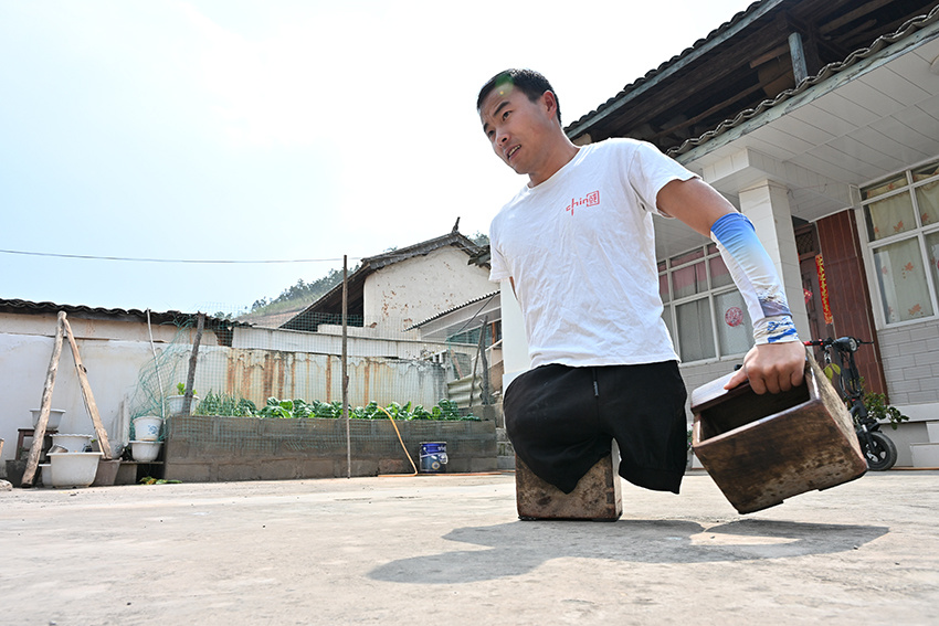 了不起！云南无腿小伙靠双手登顶泰山