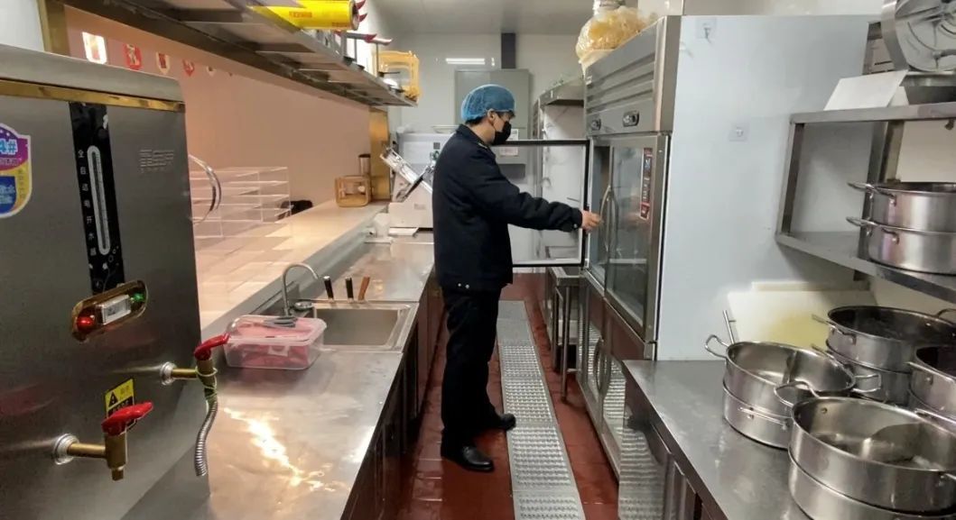 突击检查!知名火锅店被要求立即停业 突击检查!知名火锅店被要求立即停业