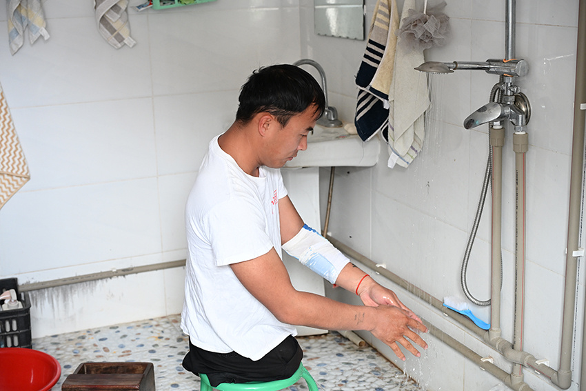 了不起！云南无腿小伙靠双手登顶泰山