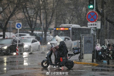 北京城区迎来三月桃花雪