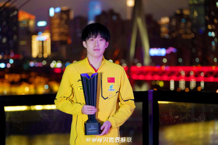 王楚钦、孙颖莎和重庆长江索道同框