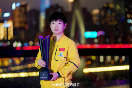 王楚钦、孙颖莎和重庆长江索道同框