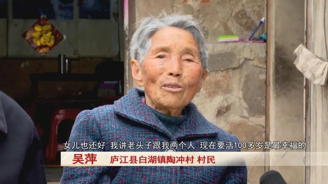 太幸福！一对老夫妻展示60多年前领取的结婚证