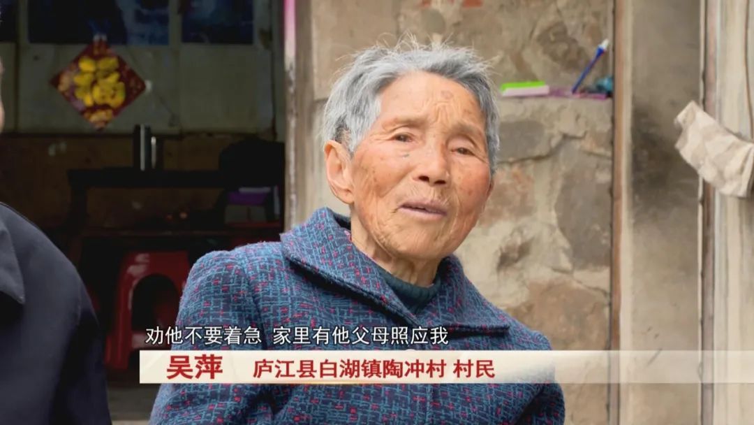 太幸福！一对老夫妻展示60多年前领取的结婚证