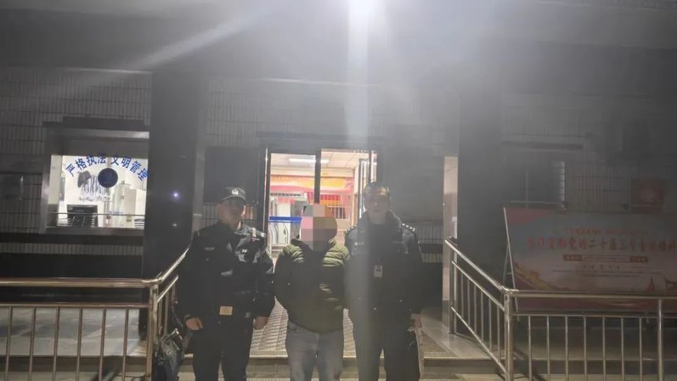 携带手铐子弹登机!陕西机场公安拘留2人 携带手铐子弹登机!陕西机场公安拘留2人