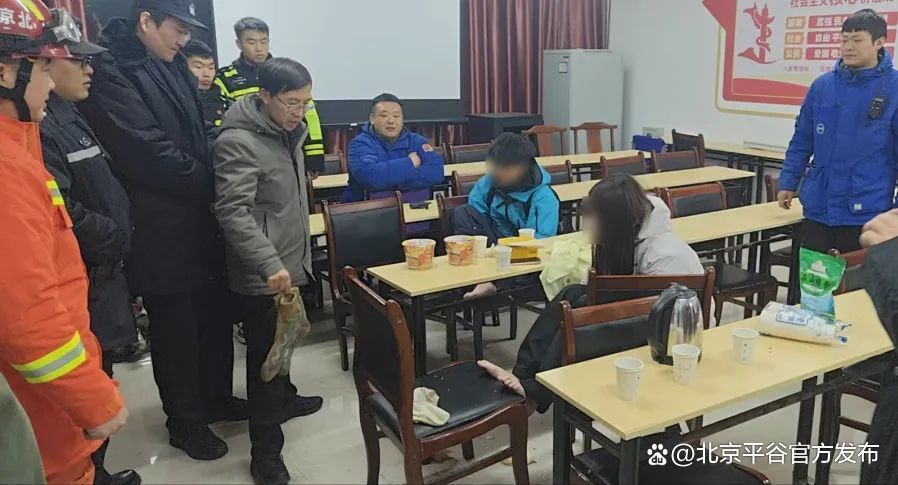 平谷突发！两名游客进山走失，连夜救援……