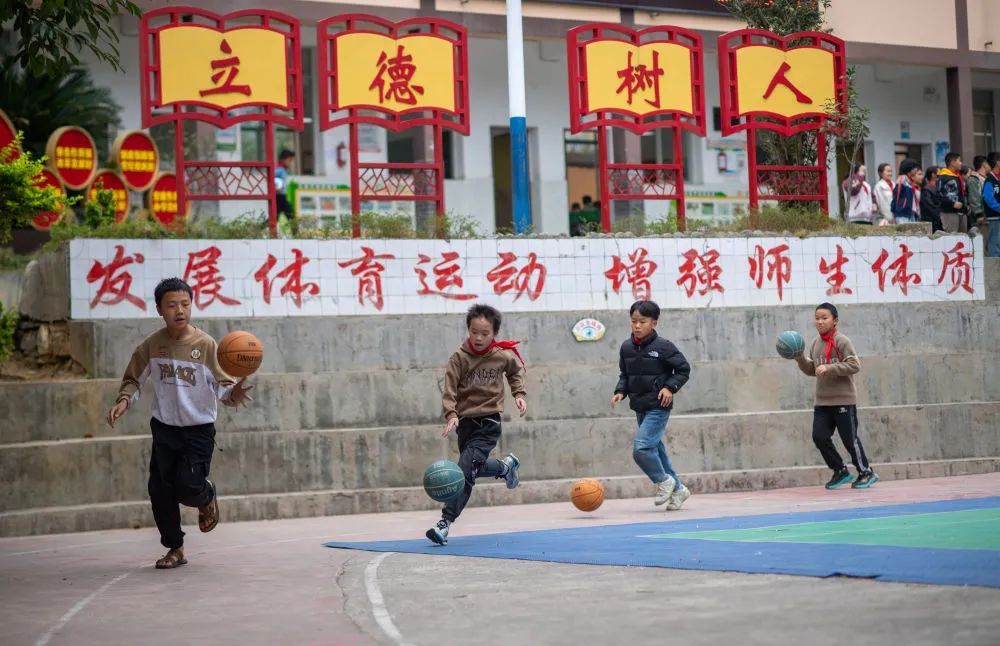 一所“零近视”小学的“顶配”体育课 一所“零近视”小学的“顶配”体育课