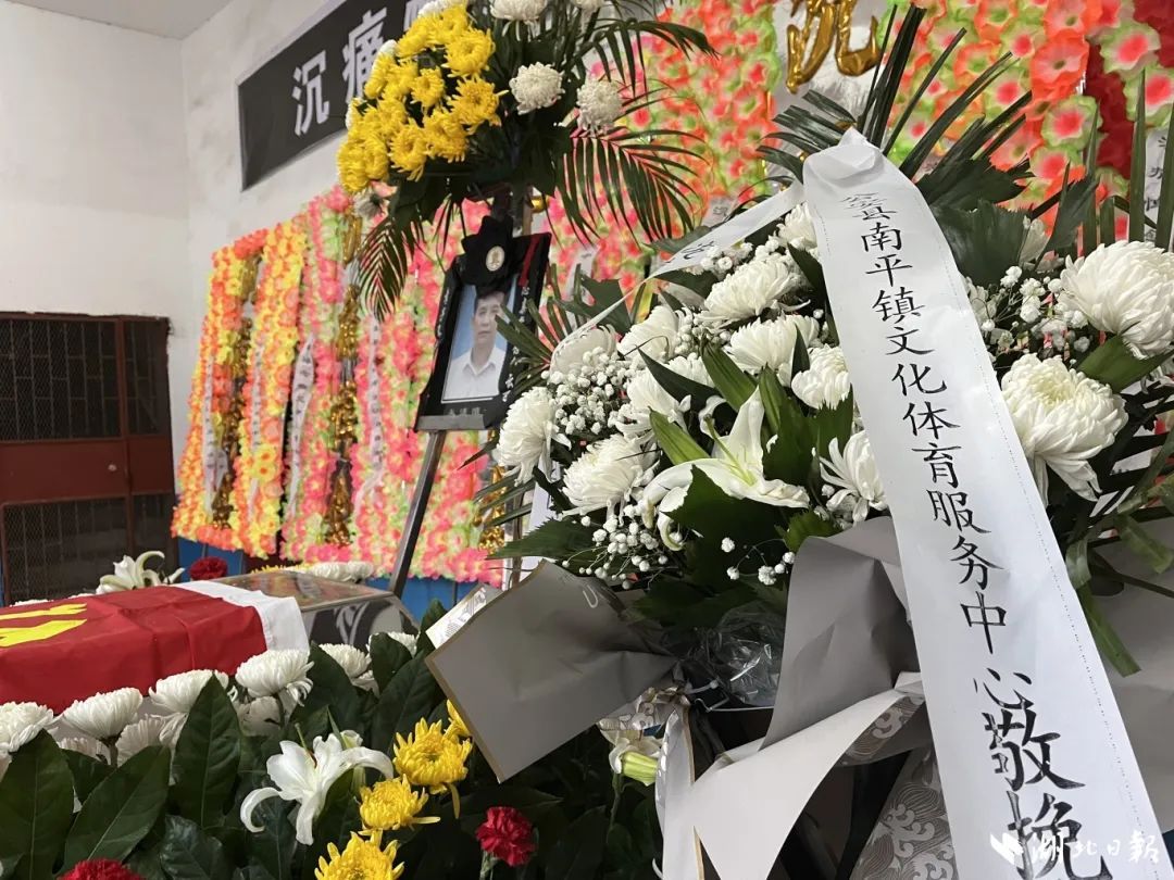 他走后，镇里连续放了3天电影……