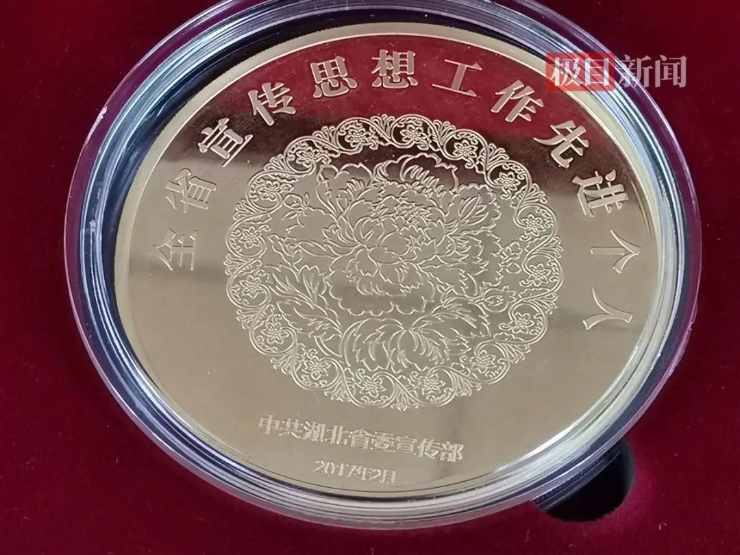 他走后，镇里连续放了3天电影……