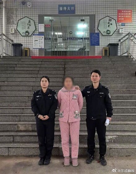 6名男女仓库内卖淫嫖娼被抓