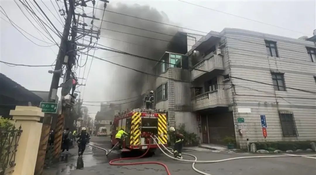 台湾一工厂突发火灾,“整间工厂陷入火海” 台湾一工厂突发火灾,“整间工厂陷入火海”