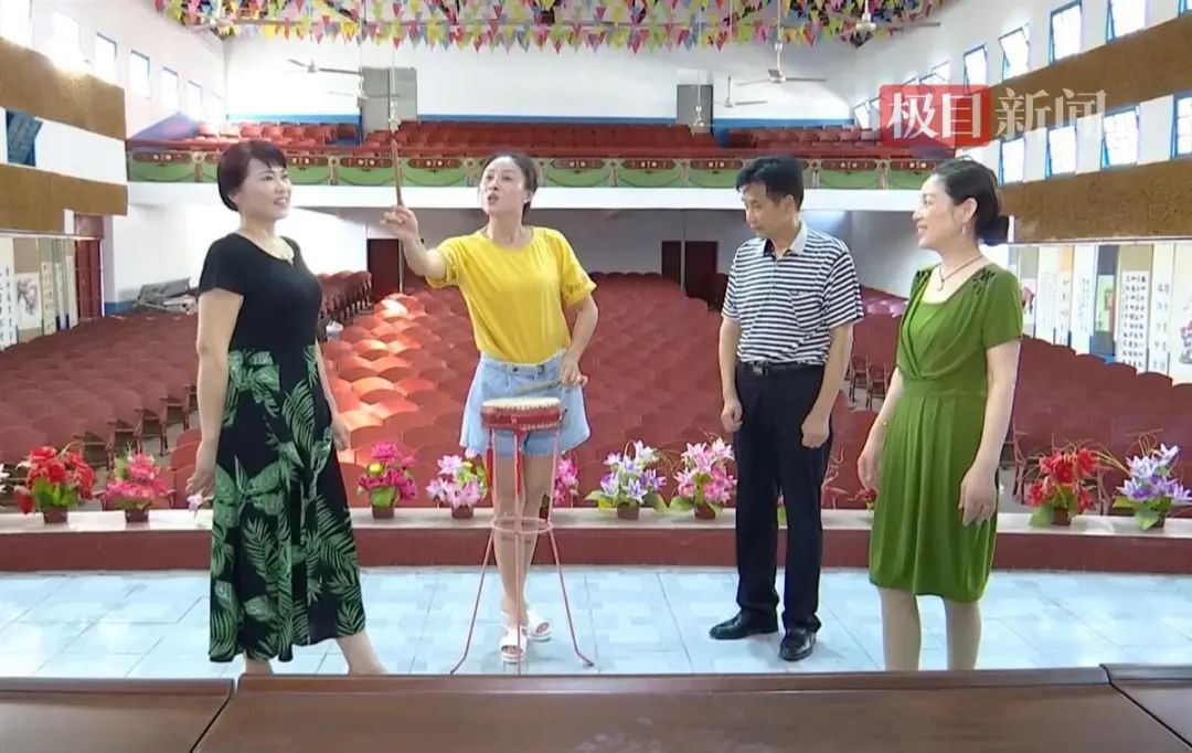 他走后，镇里连续放了3天电影……