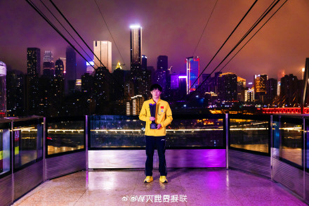 王楚钦、孙颖莎和重庆长江索道同框