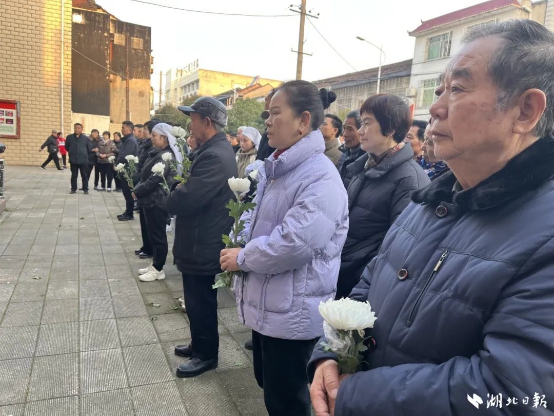 他走后，镇里连续放了3天电影……