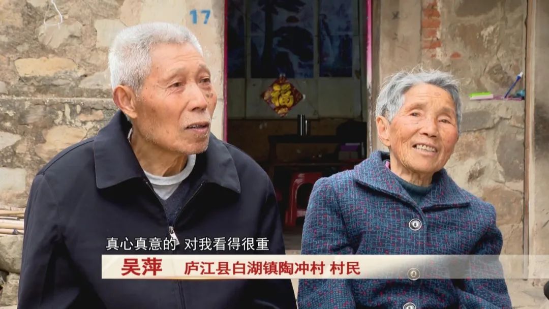 太幸福！一对老夫妻展示60多年前领取的结婚证