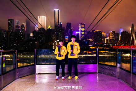 王楚钦、孙颖莎和重庆长江索道同框