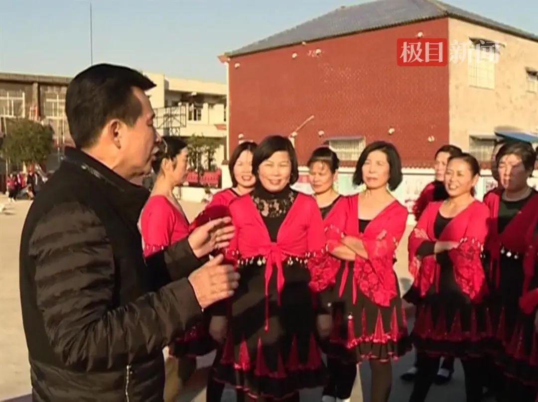 他走后，镇里连续放了3天电影……