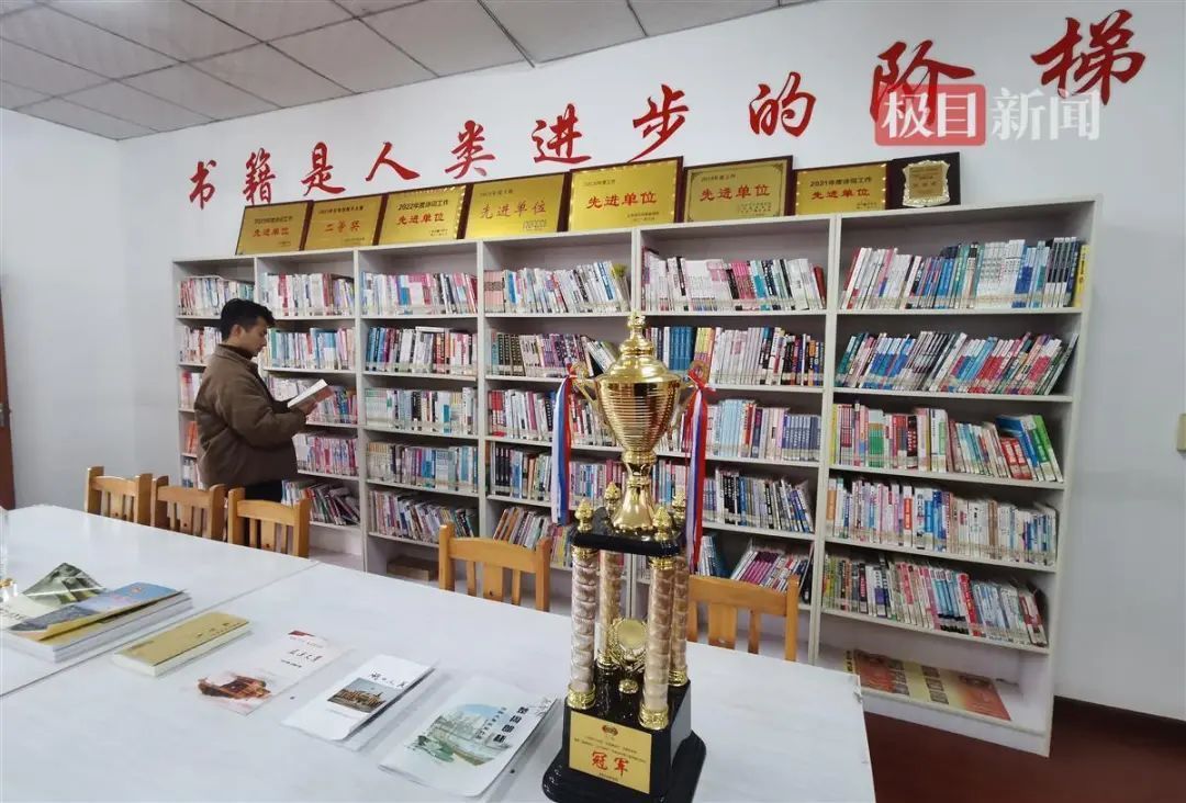 他走后，镇里连续放了3天电影……