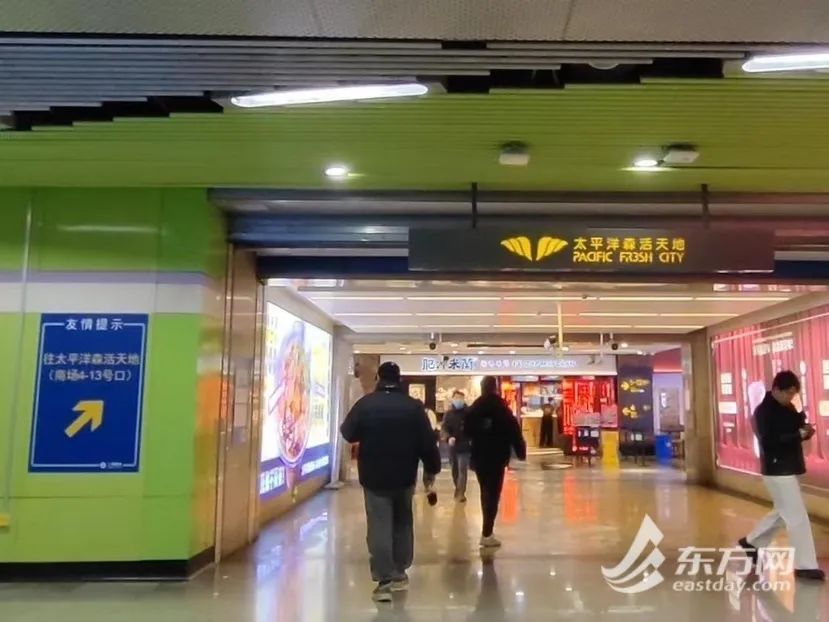 事发上海一商场!巨大指示牌突然坠落砸伤行人!地点人流量很大…… 事发上海一商场!巨大指示牌突然坠落砸伤行人!地点人流量很大……