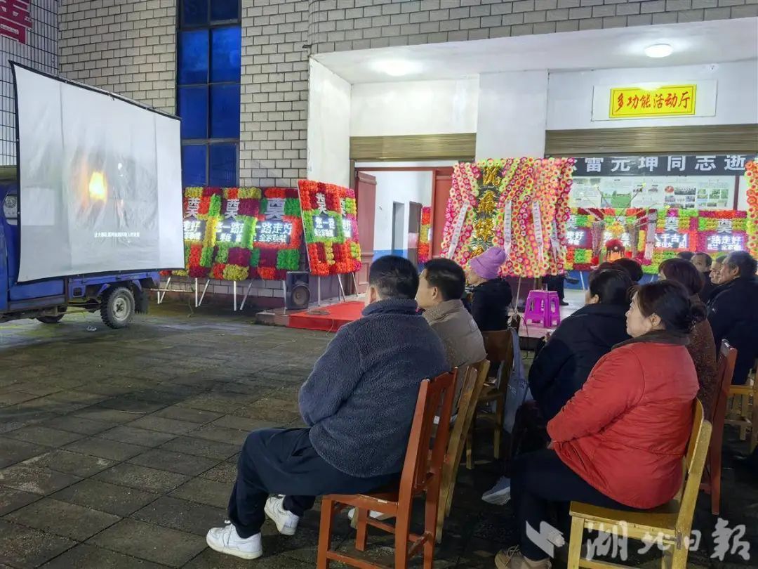 他走后，镇里连续放了3天电影……