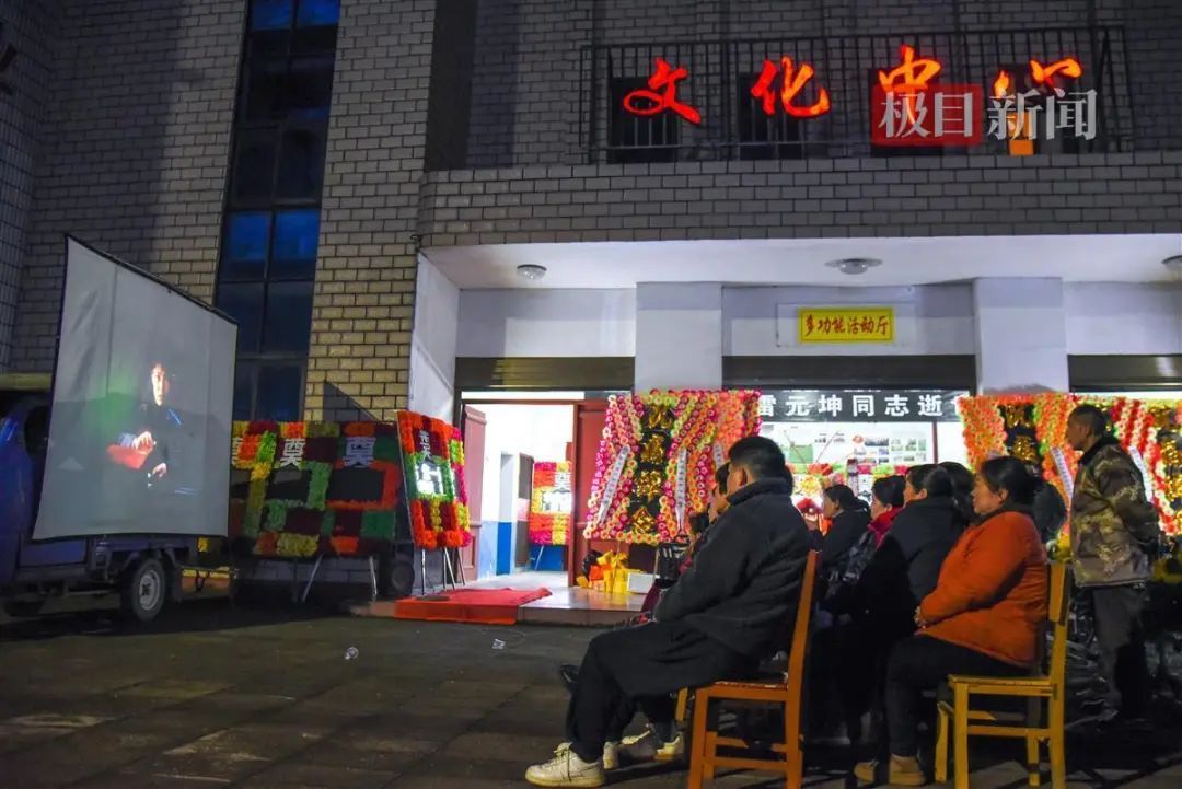 他走后，镇里连续放了3天电影……