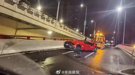 上海高架两车碰撞兰博基尼严重变形