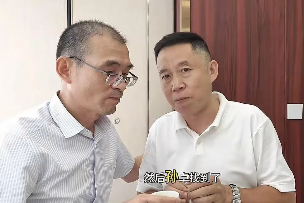 “悬赏千万寻子”圆满认亲，儿子婉拒银行卡和豪车：打算继续求学