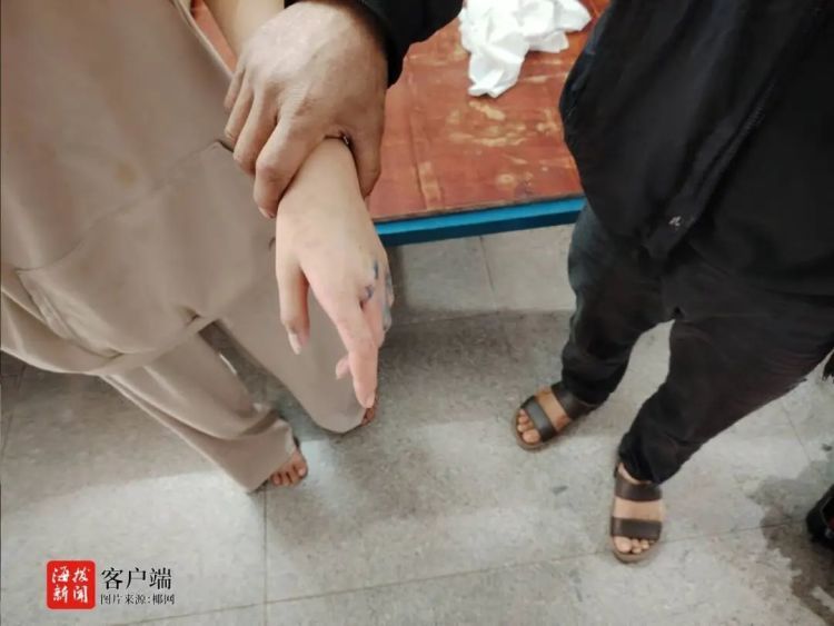 注意！女孩在家中铁艺床玩耍手指“遭殃” 消防紧急救援