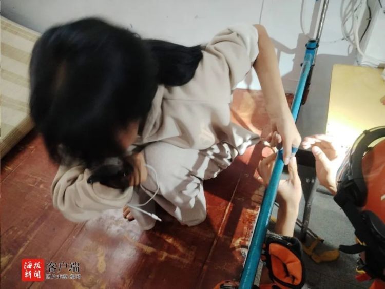 注意！女孩在家中铁艺床玩耍手指“遭殃” 消防紧急救援