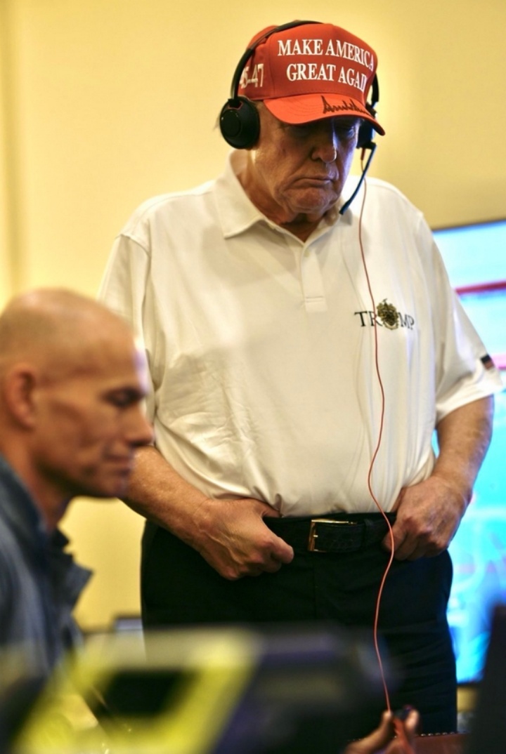 照片流出，特朗普亲自“观战”