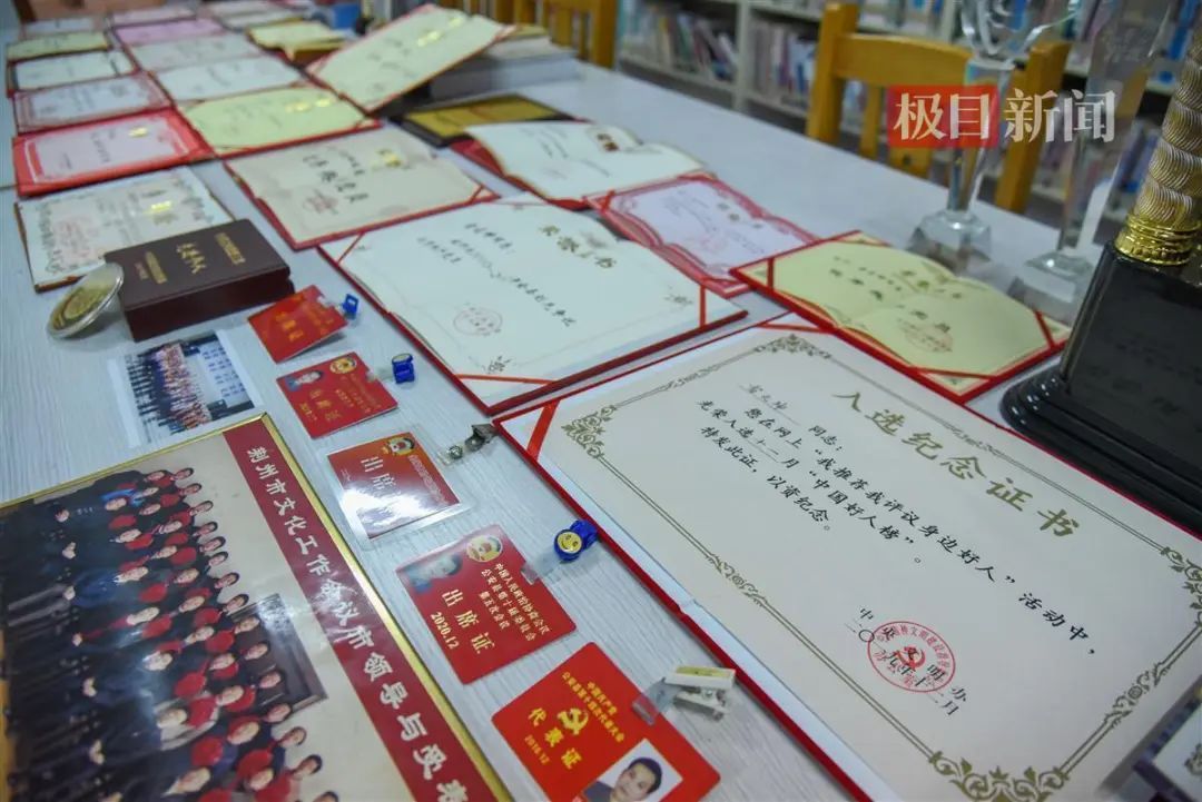 他走后，镇里连续放了3天电影……