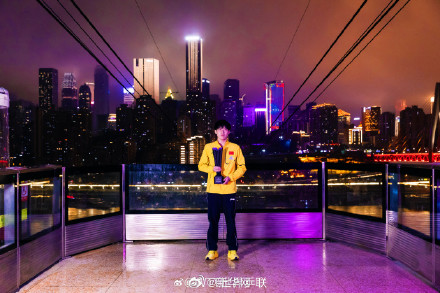 王楚钦孙颖莎在重庆长江索道合影