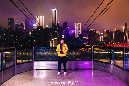 王楚钦、孙颖莎和重庆长江索道同框