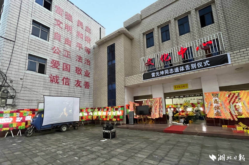 他走后，镇里连续放了3天电影……