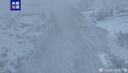西藏扎墨公路因雪崩造成道路中断 无人员及车辆被埋 西藏扎墨公路因雪崩造成道路中断 无人员及车辆被埋