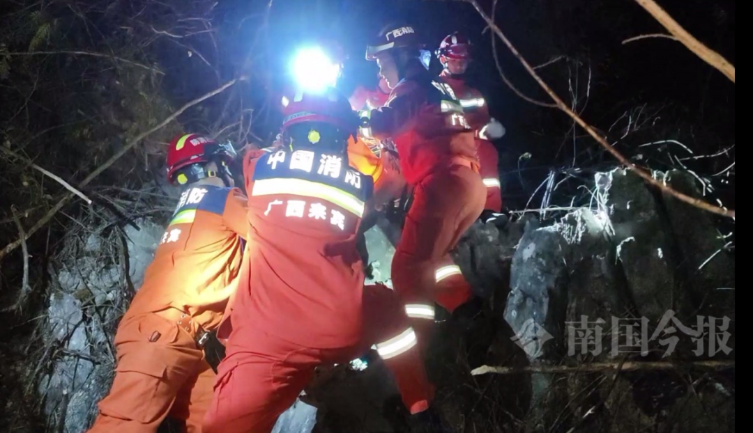 紧急救援！来宾七旬老人突发疾病，被困陡峭山岭之中