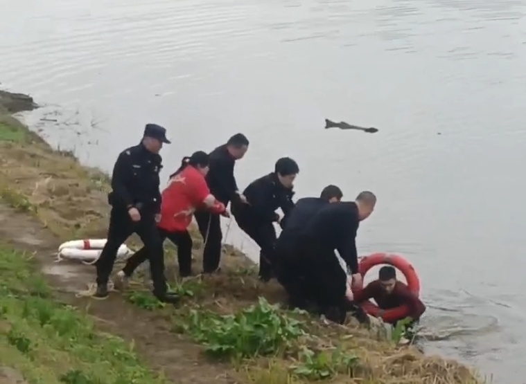 救起落水女子后,浏阳90后小伙不留名离开,“老婆孩子还在等我” 救起落水女子后,浏阳90后小伙不留名离开,“老婆孩子还在等我”