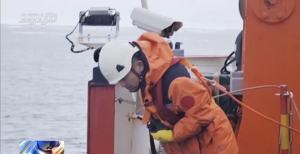 我国首套南极生态潜标顺利回收 看科考队员如何“大海捞球” 我国首套南极生态潜标顺利回收 看科考队员如何“大海捞球”