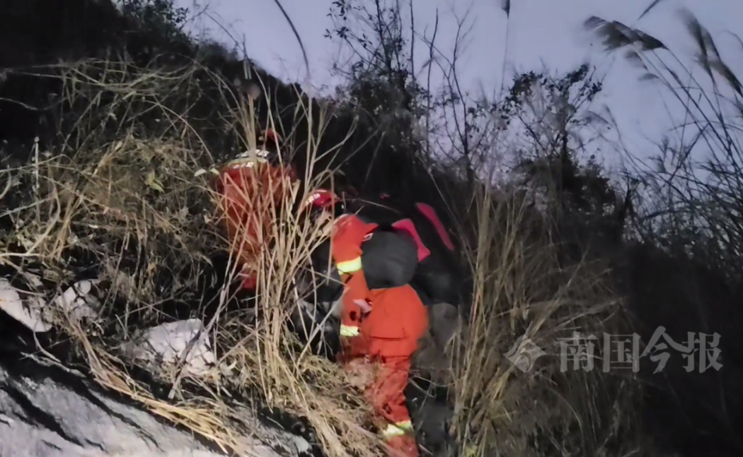 紧急救援！来宾七旬老人突发疾病，被困陡峭山岭之中