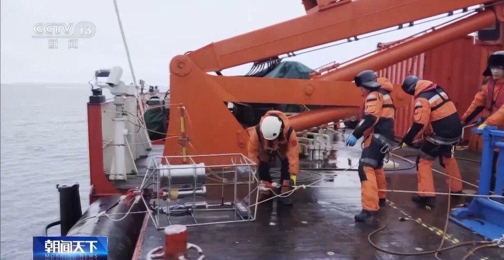我国首套南极生态潜标顺利回收 看科考队员如何“大海捞球” 我国首套南极生态潜标顺利回收 看科考队员如何“大海捞球”