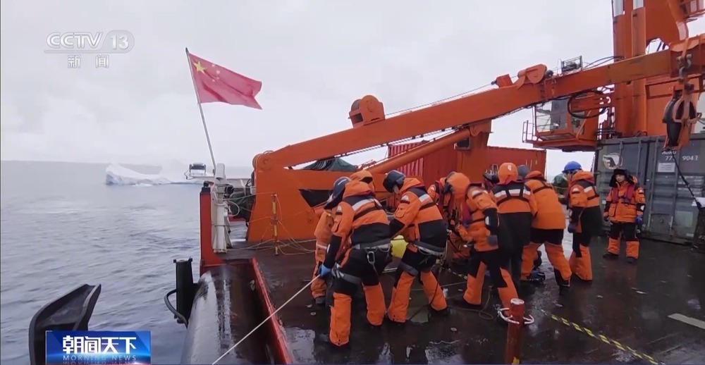 我国首套南极生态潜标顺利回收 看科考队员如何“大海捞球” 我国首套南极生态潜标顺利回收 看科考队员如何“大海捞球”