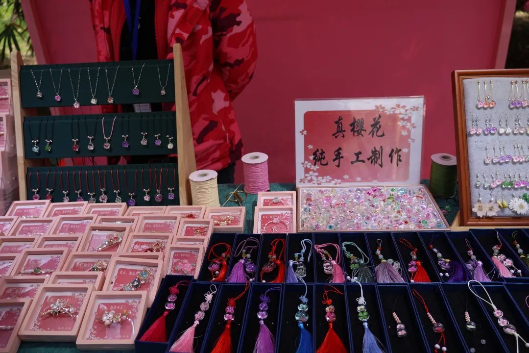 女子摆摊卖樱花饰品月入四五万元：花瓣取自武汉，可永久保存